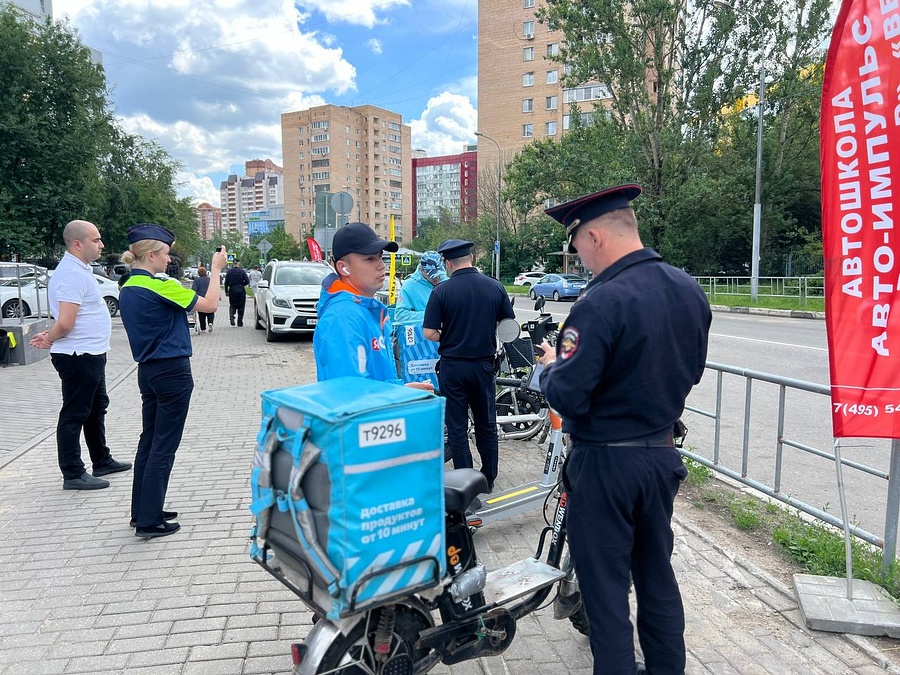 Сотрудники полиции в Одинцово напомнили жителям о правилах пользования средствами индивидуальной мобильности, Июнь