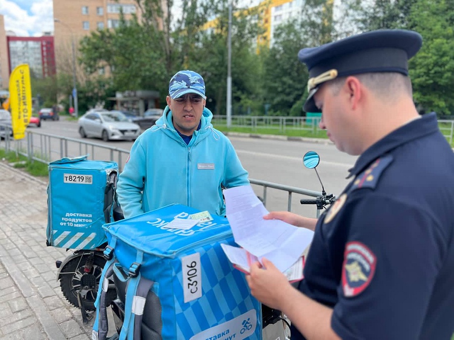 Сотрудники полиции в Одинцово напомнили жителям о правилах пользования средствами индивидуальной мобильности, Июнь