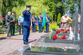 На городском кладбище в Кубинке создали Аллею Славы Воздушно-десантных войск: здесь погребены военнослужащие 45-й отдельной бригады специального назначения, отдавшие свои жизни при исполнении долга в ходе специальной военной операции. Глава Одинцовского округа Андрей Иванов почтил память героев и возложил цветы на могилы погибших военных