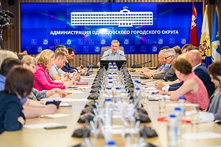 Глава Одинцовского округа Андрей Иванов провел повторную встречу с жителями поселка ВНИИССОК территориального управления Лесной городок. Так, на предыдущем совещание особое внимание уделили вопросам здравоохранения и ЖКХ. Несколько из них касались фельдшерско-акушерского пункта «Грибовский». Помимо необходимости увеличения количества штатных единиц медицинского персонала, пункту остро требуются косметический ремонт и расширение зоны обслуживания — для оказания доступной помощи жителям близлежащих территорий. Как подчеркнул Андрей Иванов, в ФАП уже удалось дополнительно направить педиатра и невролога, которые работают по утвержденному графику
