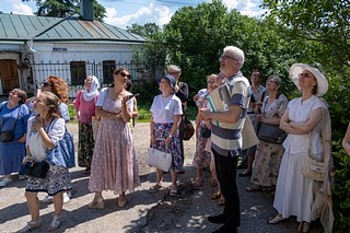 В этом году Звенигородский музей-заповедник отметил День реставратора сразу двумя событиями. Состоялись лекция-экскурсия, посвященная летописи ремонтов и истории реставрации Успенского собора, от заместителя директора музея-заповедника по научной работе Дмитрия Седова и лекция «Неожиданные находки реставраторов» от Романа Студенникова, заведующего отделом реставрации мебели и деревянных предметов Всероссийского художественного научно-реставрационного центра имени академика И. Э. Грабаря