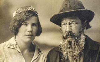На фото: Г. С. Маслова с отцом С. Л. Масловым. Алма-Ата. 1932 г