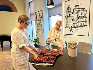 Профессиональный праздник — День этнографа — в Звенигородском музее отметили 17 июля интересной встречей. Внучка видного советского этнографа Гали Масловой, доктор исторических наук, ведущий научный сотрудник ИНИОН РАН Ольга Большакова передала в дар музею атлас «Русские». Это один из крупнейших историко-этнографических атласов, существующих в России. В нем отражены различные стороны образа жизни русского населения середины XIX — начала ХХ в., его материальной культуры