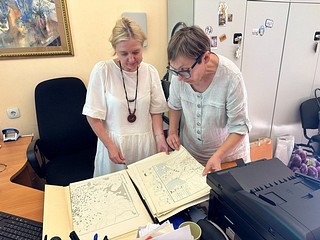 Профессиональный праздник — День этнографа — в Звенигородском музее отметили 17 июля интересной встречей. Внучка видного советского этнографа Гали Масловой, доктор исторических наук, ведущий научный сотрудник ИНИОН РАН Ольга Большакова передала в дар музею атлас «Русские». Это один из крупнейших историко-этнографических атласов, существующих в России. В нем отражены различные стороны образа жизни русского населения середины XIX — начала ХХ в., его материальной культуры