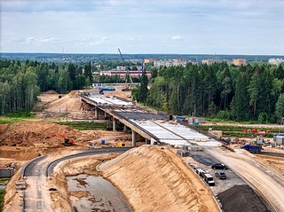 Выполнены работы по возведению всех 12 капитальных опор и монтажу заключительных блоков металлоконструкций пролетных строений на 498-метровом путепроводе над Можайским шоссе. Это самый крупное сооружение на обходе Малых Вязем на ЦКАД. В общей сложности строители смонтировали более 3000 тонн металлоконструкций
