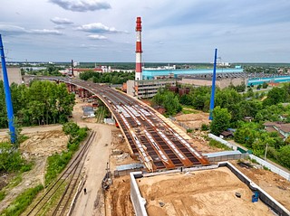 Выполнены работы по возведению всех 12 капитальных опор и монтажу заключительных блоков металлоконструкций пролетных строений на 498-метровом путепроводе над Можайским шоссе. Это самый крупное сооружение на обходе Малых Вязем на ЦКАД. В общей сложности строители смонтировали более 3000 тонн металлоконструкций