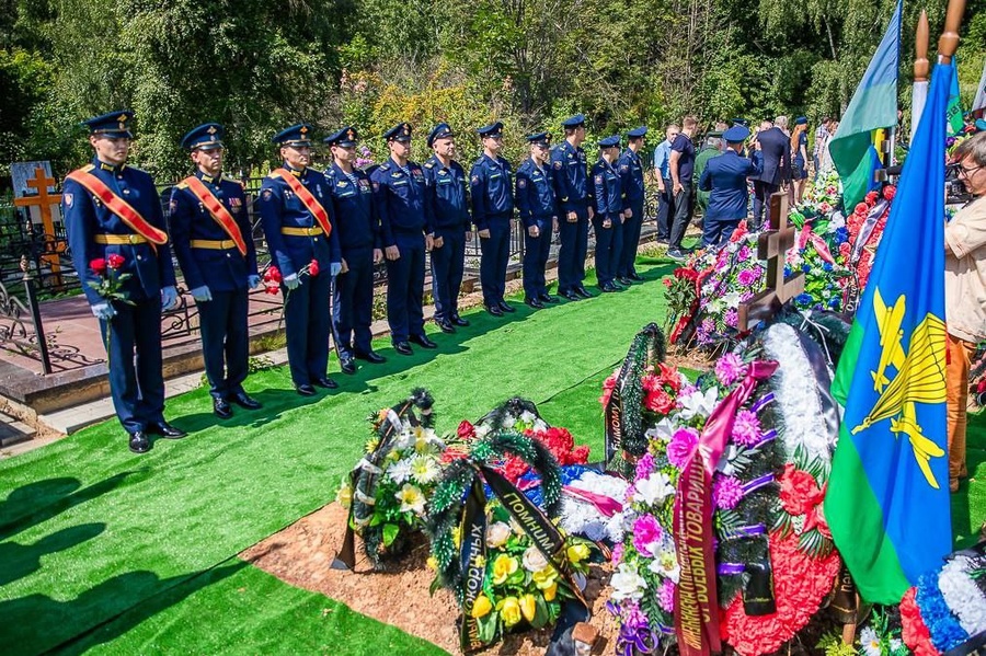 Андрей Иванов возложил цветы на Аллее Славы Воздушно-десантных войск