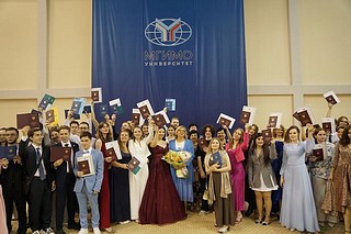 В большом зале спортивно-оздоровительного комплекса Одинцовского филиала МГИМО 1 июля состоялась торжественная церемония вручения дипломов о среднем профессиональном образовании выпускникам Колледжа МГИМО. С приветственным словом к выпускникам обратилась директор Колледжа МГИМО Марина Воробьева, которая поздравила ребят и пожелала успехов в дальнейшем поступлении на программы бакалавриата. В этом году из 186 выпускников колледжа 73 удостоены дипломов с отличием