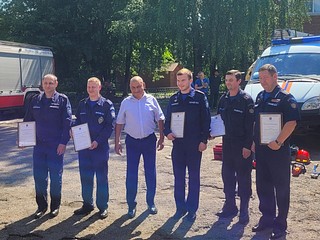День открытых дверей прошел в подразделении, расположенном в рабочем поселке Новоивановское. В гости к пожарным 246-й пожарно-спасательной части ГКУ МО «Мособлпожспас» пришли юные читатели библиотеки «МаксимуМ», а также другие жители муниципалитета, желающие познакомиться с этой профессией. Детей и взрослых встретили гулом пожарных сирен, а после этого — познакомили их с пожарной машиной и оборудованием, применяемыми при тушении возгораний и проведении аварийно-спасательных работ
