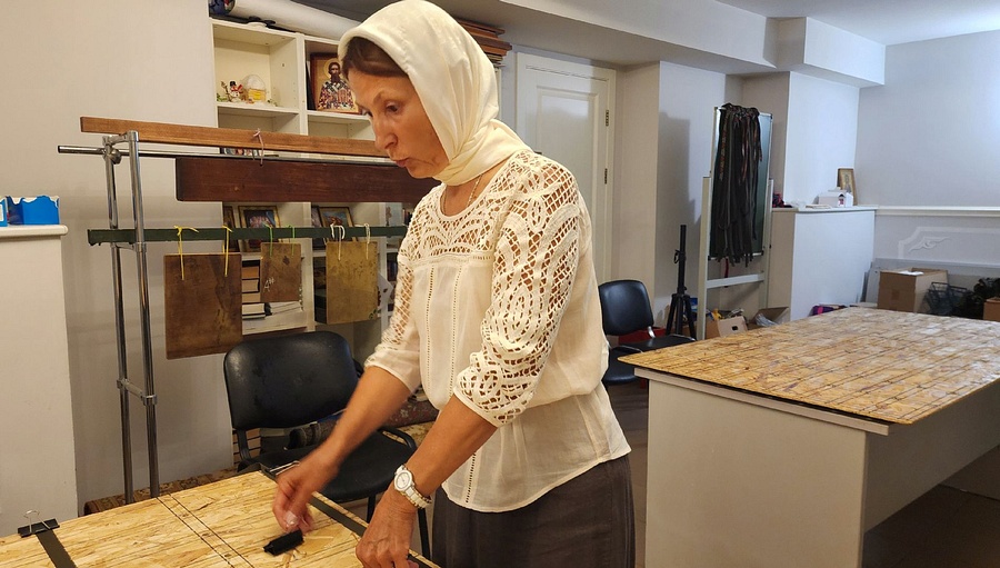 Волонтёры храма Живоначальной Троицы из села Ершово делают носилки для раненых и плетут маскировочные сети