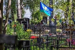 На городском кладбище в Кубинке создали Аллею Славы Воздушно-десантных войск: здесь погребены военнослужащие 45-й отдельной бригады специального назначения, отдавшие свои жизни при исполнении долга в ходе специальной военной операции. Глава Одинцовского округа Андрей Иванов почтил память героев и возложил цветы на могилы погибших военных