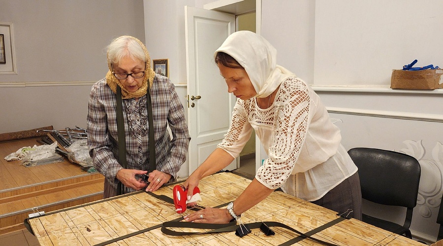 Волонтёры храма Живоначальной Троицы из села Ершово делают носилки для раненых и плетут маскировочные сети
