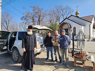 Волонтёры храма Живоначальной Троицы из села Ершово делают носилки для раненых и плетут маскировочные сети. Общественницы движения «Золотые руки ангела» передают гуманитарную помощь в зону проведения специальной военной операции. Коробки с маскировочными сетями и носилками на Донбасс доставляет инициативная группа «Zа нами победа»