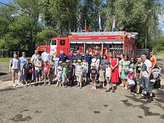 День открытых дверей прошел в подразделении, расположенном в рабочем поселке Новоивановское. В гости к пожарным 246-й пожарно-спасательной части ГКУ МО «Мособлпожспас» пришли юные читатели библиотеки «МаксимуМ», а также другие жители муниципалитета, желающие познакомиться с этой профессией. Детей и взрослых встретили гулом пожарных сирен, а после этого — познакомили их с пожарной машиной и оборудованием, применяемыми при тушении возгораний и проведении аварийно-спасательных работ