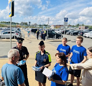 В ходе социального раунда «Трезвый водитель» сотрудники Одинцовской Госавтоинспекции совместно с представителями регионального Минтранса и компании оператора Подмосковной системы контроля безопасности дорожного движения «МВС Груп» проинформировали водителей о необходимости безопасного поведения на дорогах