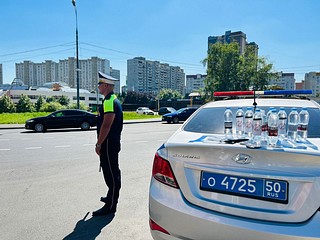 Одинцовские госавтоинспекторы напомнили водителям о правилах поведения в дороге в жаркий день