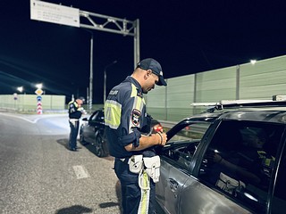 В выходные дни сотрудники Одинцовской Госавтоинспекции усилили контроль за соблюдением участниками дорожного движения ПДД. В частности, инспекторы дорожно-патрульной службы, используя метод «массовой проверки», визуально оценивали состояние водителей и проверяли наличие у них признаков опьянения
