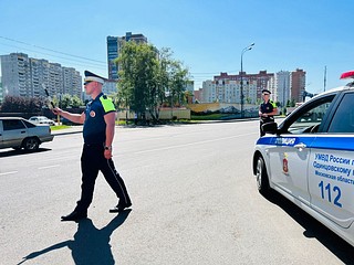 Одинцовские госавтоинспекторы напомнили водителям о правилах поведения в дороге в жаркий день