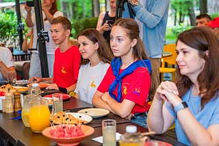 Глава Одинцовского округа Андрей Иванов и школьники посетили новое кафе «Спортсмены». Всего неделю назад ребята вернулись домой после отдыха в Международном детском центре «Артек». Все они оказались в знаменитом лагере не случайно — чтобы получить путевку на 21 день дети прошли конкурс на участие в Дополнительной общеразвивающей программе «Времена года. Играй. Звучи. Танцуй», реализуемой совместно с МДЦ «Артек». Всего на отборочный этап поступило 60 заявок из 16 субъектов РФ. По результатам конкурса, лучшими стали 25 человек — они проявили себя в театральном, хореографическом, инструментальном, художественном и вокальном творчестве. Призом стала поездка на 7 смену в детский центр