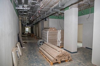 Возведение новой поликлиники в жилом квартале «Заречье Парк» стартовало в прошлом году. На сегодняшний день на объекте завершены земляные работы, выполнены монолитные конструкции здания, ограждающие конструкции, кровля, а также смонтированы окна. В настоящее время ведутся фасадные работы