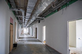 Возведение новой поликлиники в жилом квартале «Заречье Парк» стартовало в прошлом году. На сегодняшний день на объекте завершены земляные работы, выполнены монолитные конструкции здания, ограждающие конструкции, кровля, а также смонтированы окна. В настоящее время ведутся фасадные работы