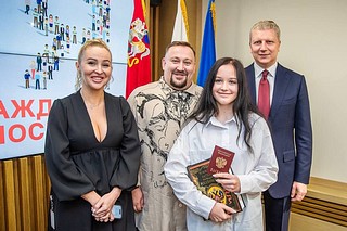 Андрей Иванов вручил первые паспорта 10 юным жителям Одинцовского округа. Свой главный документ школьники получили в администрации муниципалитета. Глава округа поздравил ребят с важным событием и напомнил, что теперь у них появились не только новые права, но и обязанности