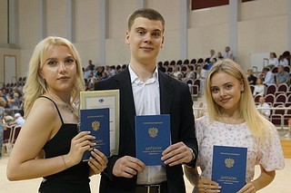 В большом зале спортивно-оздоровительного комплекса Одинцовского филиала МГИМО 1 июля состоялась торжественная церемония вручения дипломов о среднем профессиональном образовании выпускникам Колледжа МГИМО. С приветственным словом к выпускникам обратилась директор Колледжа МГИМО Марина Воробьева, которая поздравила ребят и пожелала успехов в дальнейшем поступлении на программы бакалавриата. В этом году из 186 выпускников колледжа 73 удостоены дипломов с отличием