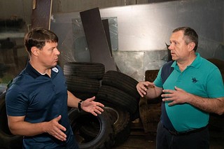 Готовность к зимнему периоду в Одинцовском округе проконтролировал министр по содержанию территорий и государственному жилищному надзору Владислав Мурашов. В ходе визита он осмотрел базу коммунальной техники в Одинцово и убедился в ее соответствии всем необходимым требованиям: она располагает достаточным пространством для хранения и обслуживания коммунального транспорта, включая специализированные зоны для проведения ремонтных работ