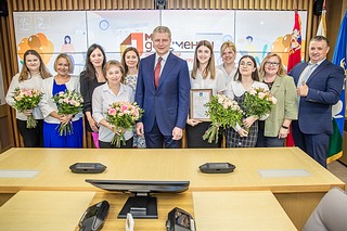 В Одинцовском городском округе с профессиональным праздником поздравили работников Многофункциональных центров по предоставлению государственных и муниципальных услуг. День работника МФЦ ежегодно отмечается в России 27 июля. Глава муниципалитета Андрей Иванов отметил вклад, который вносит Центр в повышение качества жизни людей, и вручил лучшим сотрудникам благодарственные письма