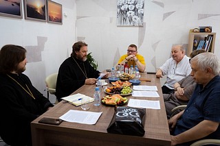 На площадке Института современного искусства состоялась встреча архиепископа Одинцовского и Красногорского Фомы, управляющего Западным московским викариатством, и ректора ИСИ Ирины Сухолет. В совещании приняли участие настоятель храма святителя Спиридона Тримифунтского в Фили-Давыдково, протоиерей Илия Кочуров, ответственный за работу с вузами в Западном московском викариатстве, президент и проректор по воспитательной работе ИСИ Виктор Сухолет, проректор по научной работе ИСИ Юрий Соколов, а также член Общественной палаты Москвы Дмитрий Краснов