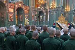 В Главном храме ВС РФ в Кубинке состоялся молебен в честь 15-й годовщины воссоздания института военных и морских священнослужителей. По окончании молебна за заслуги, проявленные при духовно-нравственном и военно-патриотическом воспитании, священнослужителям и сотрудникам Минобороны России вручили медали «За веру и служение Отечеству»