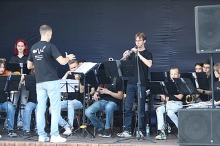 В Одинцовском парке культуры, спорта и отдыха 30 июня состоялся концерт Молодежного оркестра. Посетителей парка юные музыканты порадовали не только классическими произведениями, но и современными хитами, а также инструментальными композициями из известных фильмов — «Миссия» и «Аладдин». Вместе с оркестром со зрителями общалась прекрасная ведущая концерта — Валентина Макарова