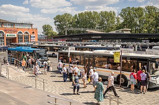 Глава Одинцовского округа Андрей Иванов проверил ход реконструкции привокзальной площади у станции Одинцово. Работы на объекте выполняются за счет средств инвестора. Сейчас рабочие обустраивают «островки» для посадки и высадки пассажиров автобусов и маршруток, а также устанавливают металлические навесы. Как сообщил глава муниципалитета, завершить весь комплекс работ планируется в сентябре-октябре этого года