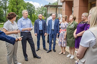 С 22 июля в Одинцовском округе идет приемка образовательных учреждений в преддверии нового учебного года. Межведомственные комиссии проверяют все основные функции школ и садиков — обеспечение безопасности, готовность медицинских кабинетов и наличие медицинских книжек у персонала, состояние территорий и пищеблоков, оснащение кабинетов и классов необходимым оборудованием и мебелью. На территории муниципалитета сформированы и утверждены 5 межведомственных комиссий, в их состав входят сотрудники окружного Управления образования, Росгвардии, УМВД, МЧС, а также представители родительской общественности. К проверке Жаворонковской школы присоединились глава Одинцовского округа Андрей Иванов, председатель Совета депутатов Одинцовского округа Татьяна Одинцова, депутаты Владимир Семин, Вячеслав Киреев и Нина Гинтова