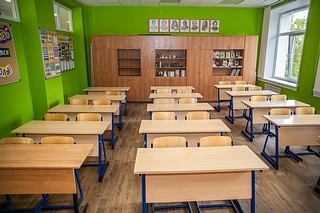 С 22 июля в Одинцовском округе идет приемка образовательных учреждений в преддверии нового учебного года. Межведомственные комиссии проверяют все основные функции школ и садиков — обеспечение безопасности, готовность медицинских кабинетов и наличие медицинских книжек у персонала, состояние территорий и пищеблоков, оснащение кабинетов и классов необходимым оборудованием и мебелью. На территории муниципалитета сформированы и утверждены 5 межведомственных комиссий, в их состав входят сотрудники окружного Управления образования, Росгвардии, УМВД, МЧС, а также представители родительской общественности. К проверке Жаворонковской школы присоединились глава Одинцовского округа Андрей Иванов, председатель Совета депутатов Одинцовского округа Татьяна Одинцова, депутаты Владимир Семин, Вячеслав Киреев и Нина Гинтова