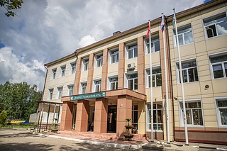 С 22 июля в Одинцовском округе идет приемка образовательных учреждений в преддверии нового учебного года. Межведомственные комиссии проверяют все основные функции школ и садиков — обеспечение безопасности, готовность медицинских кабинетов и наличие медицинских книжек у персонала, состояние территорий и пищеблоков, оснащение кабинетов и классов необходимым оборудованием и мебелью. На территории муниципалитета сформированы и утверждены 5 межведомственных комиссий, в их состав входят сотрудники окружного Управления образования, Росгвардии, УМВД, МЧС, а также представители родительской общественности. К проверке Жаворонковской школы присоединились глава Одинцовского округа Андрей Иванов, председатель Совета депутатов Одинцовского округа Татьяна Одинцова, депутаты Владимир Семин, Вячеслав Киреев и Нина Гинтова