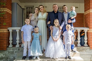 Глава Одинцовского округа Андрей Иванов навестил многодетную семью Потаповых, которая проживает в деревне Новошихово. Супруги Наталья и Виталий Потаповы вместе воспитывают 11 детей, их старшей дочери Алевтине сейчас 25 лет, а младшему сыну Серафиму — всего полтора годика. Глава муниципалитета поздравил Наталью Михайловну с высокой наградой — на этой неделе губернатор Подмосковья Андрей Воробьев вручил ей орден «Материнская слава» Московской области