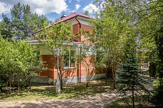 Глава Одинцовского округа Андрей Иванов навестил многодетную семью Потаповых, которая проживает в деревне Новошихово. Супруги Наталья и Виталий Потаповы вместе воспитывают 11 детей, их старшей дочери Алевтине сейчас 25 лет, а младшему сыну Серафиму — всего полтора годика. Глава муниципалитета поздравил Наталью Михайловну с высокой наградой — на этой неделе губернатор Подмосковья Андрей Воробьев вручил ей орден «Материнская слава» Московской области