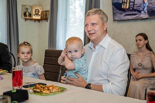 Глава Одинцовского округа Андрей Иванов навестил многодетную семью Потаповых, которая проживает в деревне Новошихово. Супруги Наталья и Виталий Потаповы вместе воспитывают 11 детей, их старшей дочери Алевтине сейчас 25 лет, а младшему сыну Серафиму — всего полтора годика. Глава муниципалитета поздравил Наталью Михайловну с высокой наградой — на этой неделе губернатор Подмосковья Андрей Воробьев вручил ей орден «Материнская слава» Московской области