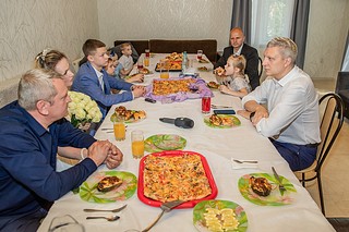 Глава Одинцовского округа Андрей Иванов навестил многодетную семью Потаповых, которая проживает в деревне Новошихово. Супруги Наталья и Виталий Потаповы вместе воспитывают 11 детей, их старшей дочери Алевтине сейчас 25 лет, а младшему сыну Серафиму — всего полтора годика. Глава муниципалитета поздравил Наталью Михайловну с высокой наградой — на этой неделе губернатор Подмосковья Андрей Воробьев вручил ей орден «Материнская слава» Московской области