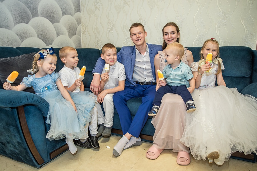 ZV3 s, Многодетную семью Потаповых навестил Андрей Иванов в деревне Новошихово