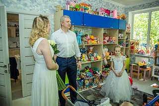 Глава Одинцовского округа Андрей Иванов навестил многодетную семью Потаповых, которая проживает в деревне Новошихово. Супруги Наталья и Виталий Потаповы вместе воспитывают 11 детей, их старшей дочери Алевтине сейчас 25 лет, а младшему сыну Серафиму — всего полтора годика. Глава муниципалитета поздравил Наталью Михайловну с высокой наградой — на этой неделе губернатор Подмосковья Андрей Воробьев вручил ей орден «Материнская слава» Московской области