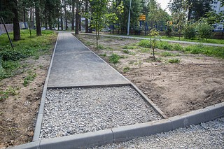 В посёлке Горбольницы 45 территориального управления Захаровское близится к завершению благоустройство дворовой территории у домов №№3, 9 и 11. Здесь установили новые бордюры, обустроили пешеходные дорожки, уложили резиновое покрытие на детской игровой площадке. Сейчас рабочие приступают к асфальтированию проездов и парковок. Ход работ на объекте проверил глава Одинцовского округа Андрей Иванов вместе с депутатами Андреем Яцышиным и Владимиром Виницким, представителем «Одинцовской Теплосети» Светланой Дейвис, директором Одинцовского МЦУР Еленой Меньшиковой и активными жителями поселка
