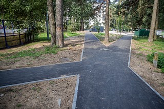 В посёлке Горбольницы 45 территориального управления Захаровское близится к завершению благоустройство дворовой территории у домов №№3, 9 и 11. Здесь установили новые бордюры, обустроили пешеходные дорожки, уложили резиновое покрытие на детской игровой площадке. Сейчас рабочие приступают к асфальтированию проездов и парковок. Ход работ на объекте проверил глава Одинцовского округа Андрей Иванов вместе с депутатами Андреем Яцышиным и Владимиром Виницким, представителем «Одинцовской Теплосети» Светланой Дейвис, директором Одинцовского МЦУР Еленой Меньшиковой и активными жителями поселка