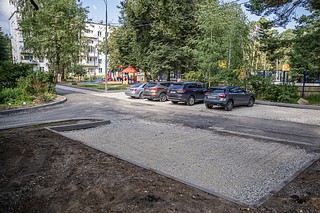 В посёлке Горбольницы 45 территориального управления Захаровское близится к завершению благоустройство дворовой территории у домов №№3, 9 и 11. Здесь установили новые бордюры, обустроили пешеходные дорожки, уложили резиновое покрытие на детской игровой площадке. Сейчас рабочие приступают к асфальтированию проездов и парковок. Ход работ на объекте проверил глава Одинцовского округа Андрей Иванов вместе с депутатами Андреем Яцышиным и Владимиром Виницким, представителем «Одинцовской Теплосети» Светланой Дейвис, директором Одинцовского МЦУР Еленой Меньшиковой и активными жителями поселка