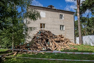 Глава Одинцовского округа Андрей Иванов вместе с депутатами Андреем Яцышиным и Владимиром Виницким, начальником управления по эксплуатации жилищного фонда «Одинцовской Теплосети» Светланой Дейвис, директором Одинцовского МЦУР Еленой Меньшиковой и активными жителями поселка Горбольницы 45 проверил ход капитального ремонта скатной крыши жилого дома № 9