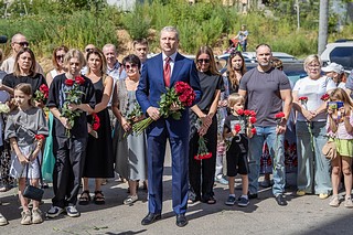 На фасаде жилого дома в микрорайоне № 3 Звенигорода торжественно открыли мемориальную доску в память об участнике СВО Александре Терехове. На церемонии присутствовали глава Одинцовского округа Андрей Иванов, руководитель подмосковного филиала фонда поддержки участников СВО «Защитники Отечества» Ольга Ермакова, вдова участника СВО — Наталья Терехова, его дочь Мария и сын Егор