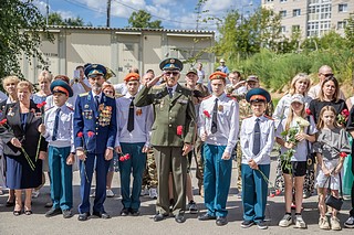 На фасаде жилого дома в микрорайоне № 3 Звенигорода торжественно открыли мемориальную доску в память об участнике СВО Александре Терехове. На церемонии присутствовали глава Одинцовского округа Андрей Иванов, руководитель подмосковного филиала фонда поддержки участников СВО «Защитники Отечества» Ольга Ермакова, вдова участника СВО — Наталья Терехова, его дочь Мария и сын Егор