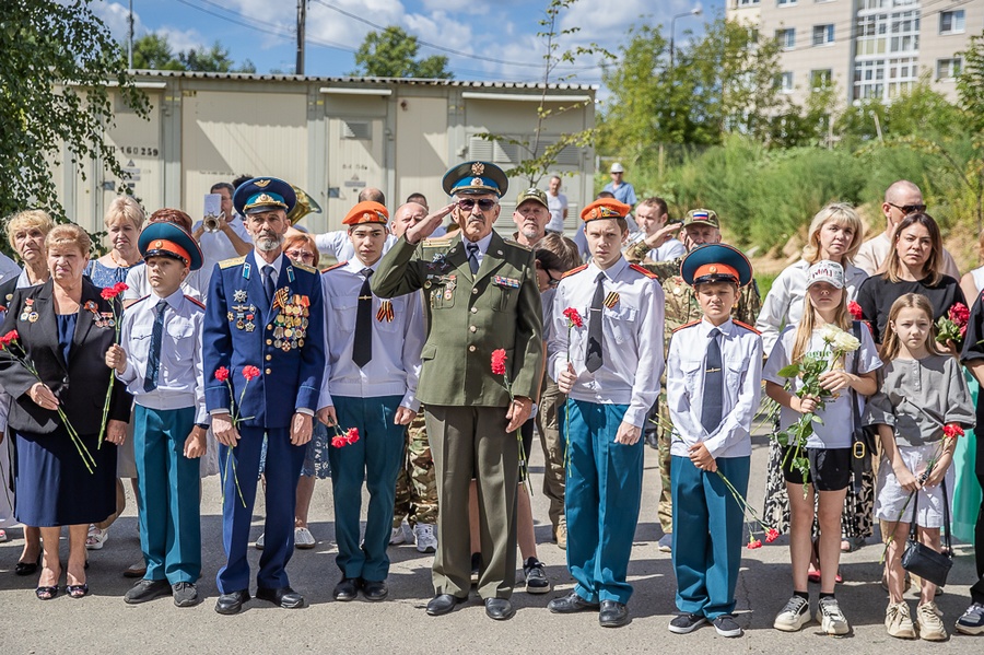 ZV3 s, Мемориальную доску в память об участнике СВО Александре Терехове открыли в Звенигороде