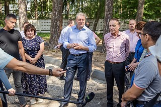 Глава Одинцовского округа Андрей Иванов вместе с депутатами Андреем Яцышиным и Владимиром Виницким, начальником управления по эксплуатации жилищного фонда «Одинцовской Теплосети» Светланой Дейвис, директором Одинцовского МЦУР Еленой Меньшиковой и активными жителями поселка Горбольницы 45 проверил ход капитального ремонта скатной крыши жилого дома № 9